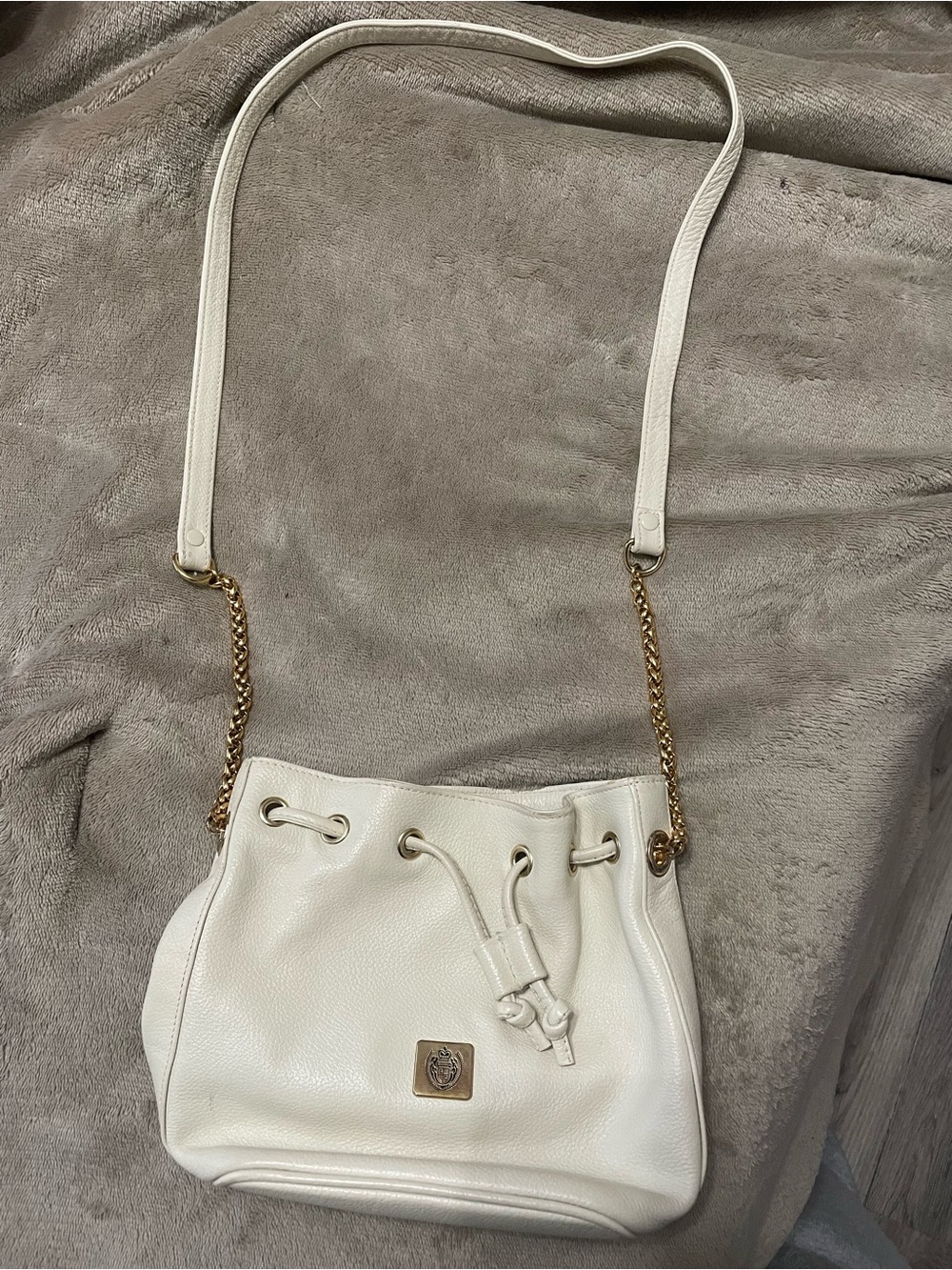 White Leather Drawstring Shoulder Bag with Gold Chain Strap